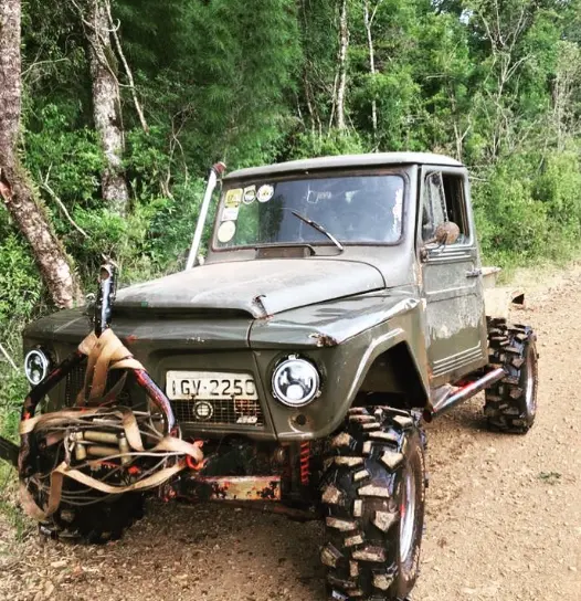Jipe verde equipado com pneus Vírus em trilha