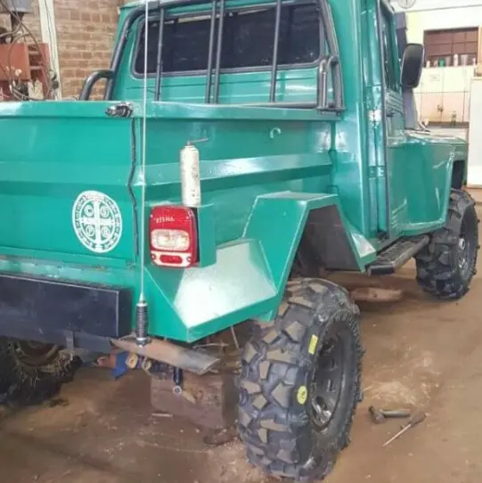 Caminhonete verde equipada com pneus Vírus