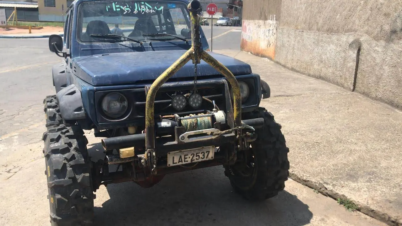 Jipe equipado com pneus Vírus