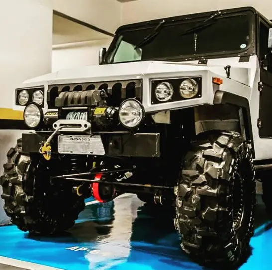 Jipe branco equipado com pneus Vírus em oficina